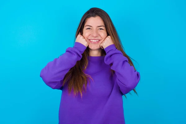Feliz Hermosa Mujer Con Suéter Púrpura Sobre Fondo Estudio Azul —  Fotos de Stock