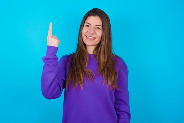 Bela Mulher Vestindo Camisola Roxa Sobre Azul Estúdio Fundo Sorrindo — Fotografia de Stock