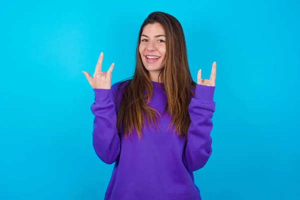 Hermosa Mujer Vistiendo Suéter Púrpura Sobre Fondo Estudio Azul Hace —  Fotos de Stock