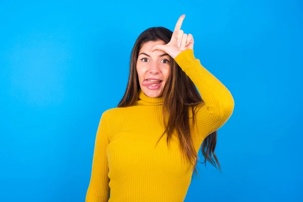 Jonge Vrouw Draagt Gele Coltrui Gebaar Met Vinger Het Voorhoofd — Stockfoto