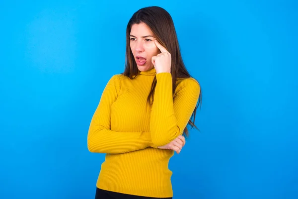 Verbaasde Jonge Vrouw Draagt Gele Coltrui Kijken Opzij Verrassend Met — Stockfoto