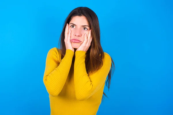 Jeune Femme Portant Pull Col Roulé Jaune Garder Les Mains — Photo