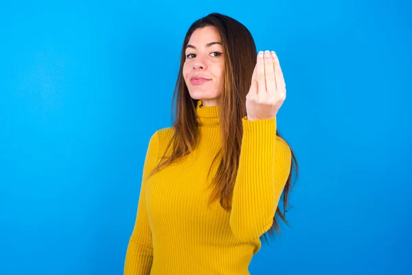 Junge Frau Gelbem Rollkragenpullover Italienische Geste Mit Selbstbewusstem Ausdruck Händen — Stockfoto