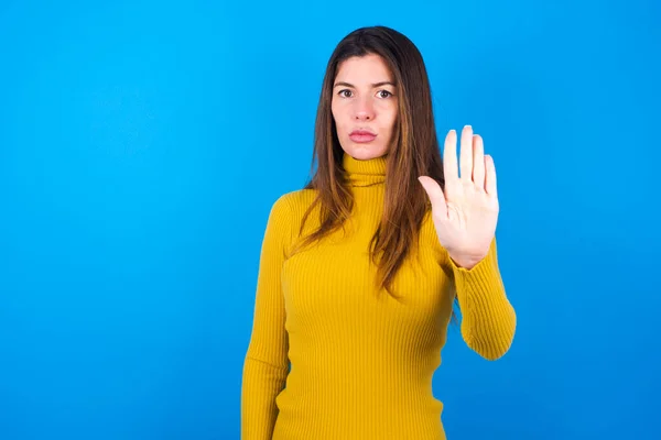 Junge Frau Gelbem Rollkragenpullover Mit Stoppschild Verbotssymbol Hält Handfläche Mit — Stockfoto