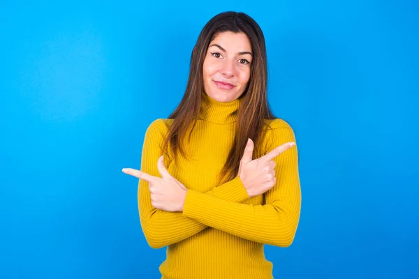 Mujer Joven Que Usa Suéter Cuello Alto Amarillo Cruza Brazos —  Fotos de Stock
