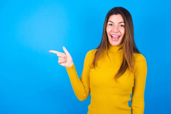 Eine Junge Frau Gelbem Rollkragenpullover Deutet Zur Seite Auf Eine — Stockfoto