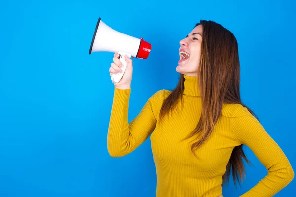 Jeune Femme Drôle Portant Pull Col Roulé Jaune Hurlant Mégaphone — Photo