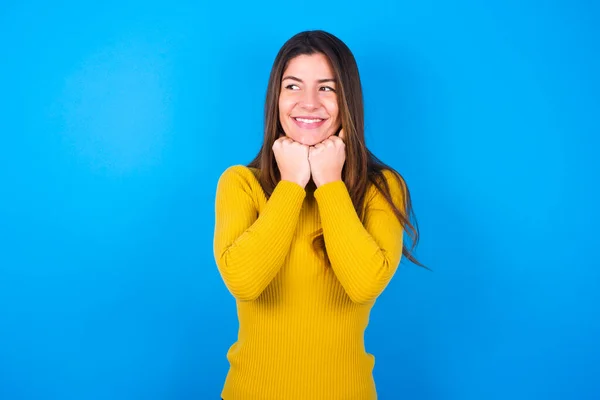 Jeune Femme Portant Pull Col Roulé Jaune Tient Main Sous — Photo