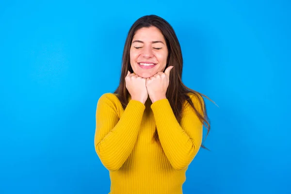 黄色のタートルネックセーターを着ている陽気な若い女性は 白い歯を示し 広く微笑み 静かに満足した表情を持っています 人々の感情 — ストック写真