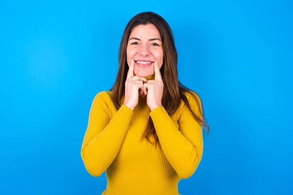 Щаслива Молода Жінка Жовтому Светрі Зубною Посмішкою Тримає Індексні Пальці — стокове фото