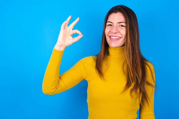 Junge Schöne Frau Trägt Rollkragenpullover Mit Okey Symbol Toothy Billigen — Stockfoto