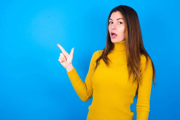 Mulher Emotiva Vestindo Camisola Gola Alta Mantém Mandíbula Caiu Choque — Fotografia de Stock