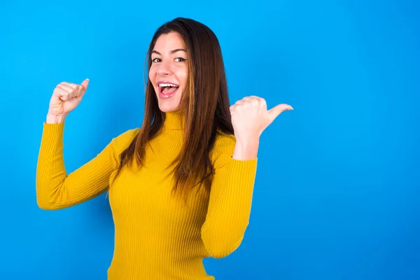 Hooray Cool Woman Wearing Turtleneck Sweater Pointing Back Empty Space — Stock Photo, Image