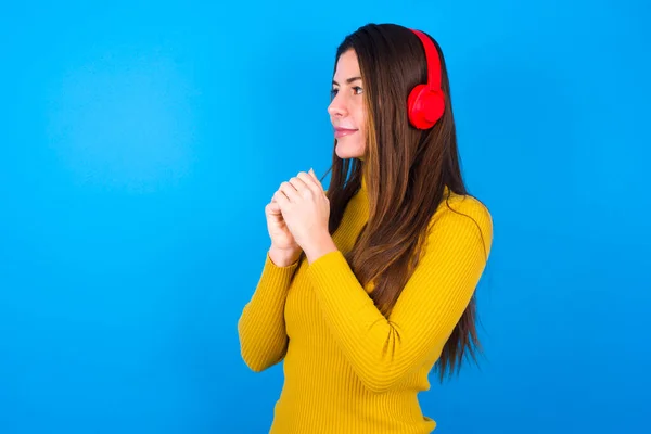 Woman Wearing Turtleneck Sweater Wearing Stereo Headphones Listening Music Concentrated — Stock Photo, Image