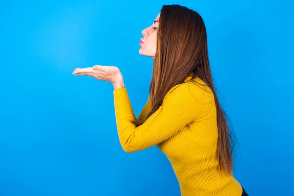 Profiel Zijaanzicht Portret Van Aantrekkelijke Vrouw Verzenden Van Lucht Kus — Stockfoto