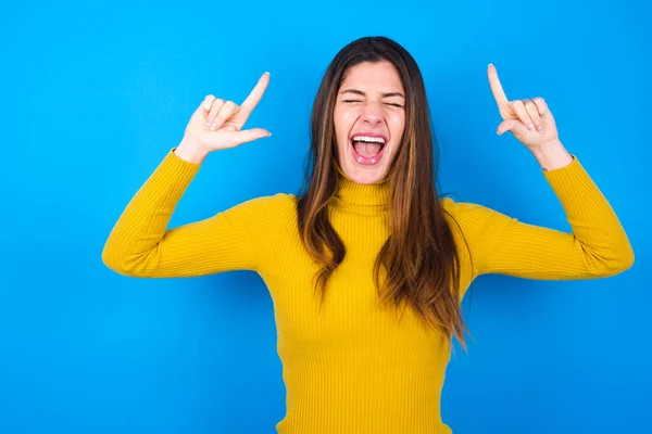 Foto Von Verrückten Jungen Schönen Frau Trägt Gelben Pullover Über — Stockfoto