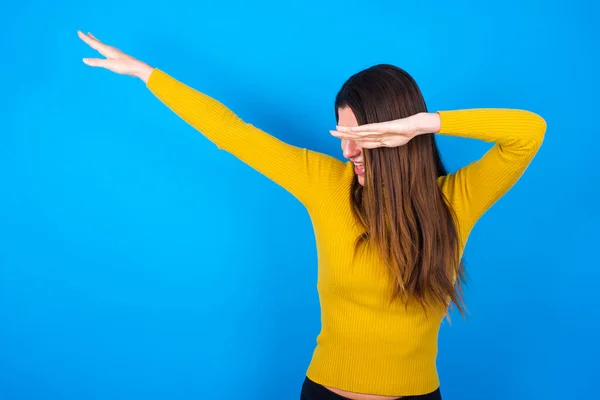 Photo Funky Young Beautiful Woman Wearing Yellow Sweater Blue Studio — Stock Photo, Image