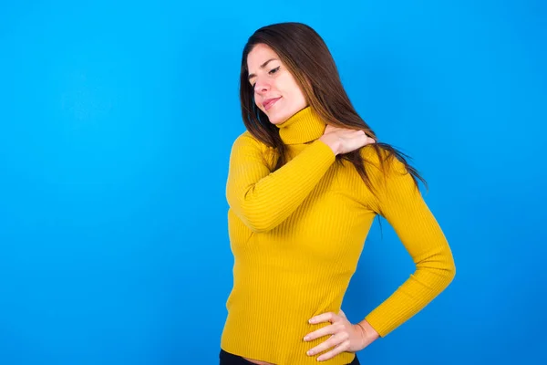 Jovem Bela Mulher Vestindo Suéter Amarelo Sobre Azul Estúdio Fundo — Fotografia de Stock