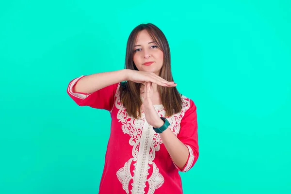 Junge Schöne Kaukasische Frau Aufgebracht Zeigt Eine Auszeit Geste Braucht — Stockfoto