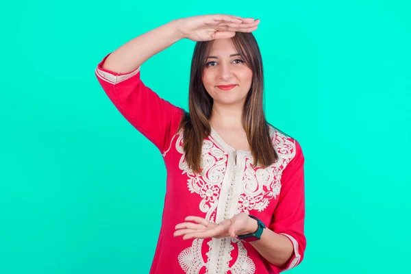 Junge Schöne Kaukasische Frau Gestikuliert Mit Den Händen Zeigt Große — Stockfoto