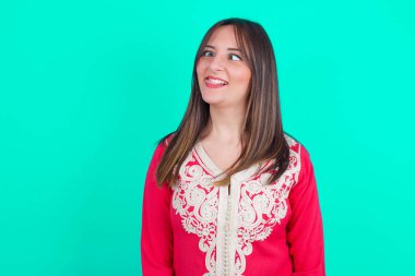 Genç, güzel, beyaz, suratını ekşiten, şaşı bakışlı ve dil gösteren bir kadın. Komik ve çılgın olmak