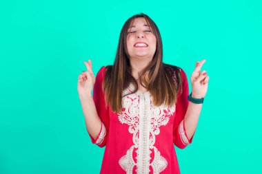 Genç, güzel, beyaz bir kadın umut ve gözleriyle gülümseyerek bana işaret ediyor. Şans ve batıl inanç..