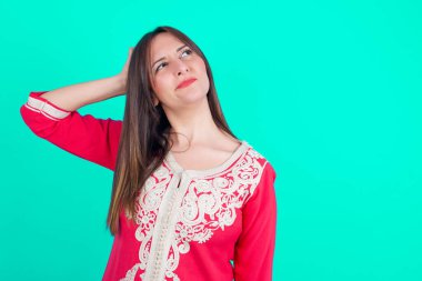 Kafası karışan ve soru soran genç, güzel beyaz bir kadın. Şüpheyle kararsız, kafa kafaya düşünerek. Düşünceli kavram.