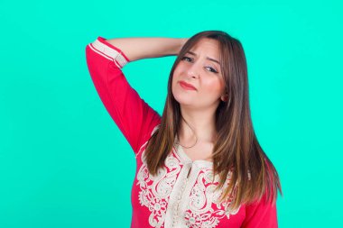 Kafası karışmış genç, güzel beyaz bir kadın bir şeyi merak ediyor. El ele tutuşmak, şüpheyle emin olmak. Düşünceli kavram.