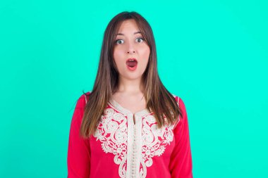 - Aman Tanrım! Şok olmuş bir ifadeyle kameraya bakan şaşırmış kadın beklenmedik bir şekilde haykırıyor.,