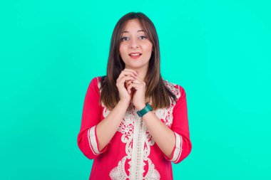 Mutlu bir şekilde gülümseyen olumlu bir kadın. Müdahaleciden hoş haberler aldığına seviniyor. El ele tutuşuyor. İnsan duyguları kavramı.