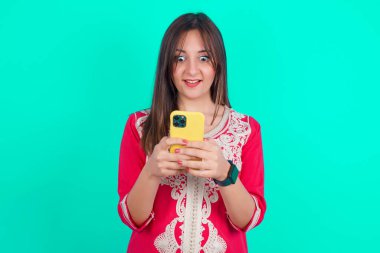 Genç, güzel, beyaz bir kadın akıllı telefon konuşmaları yapıyor, boş vakitleri var. ,