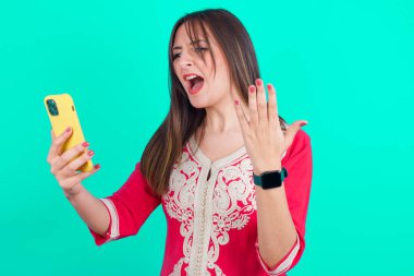 Kızgın kadın akıllı telefondan bağırıyor, bir çalışanla tartışıyor. İşte sorunlar var..