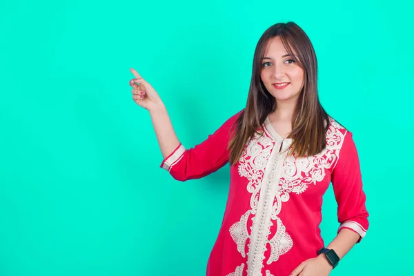 Ung Vacker Kaukasiska Kvinna Tittar Kameran Indikerar Finger Tomt Utrymme — Stockfoto