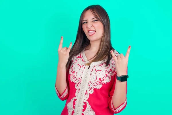 Junge Schöne Kaukasische Frau Macht Rock Hand Geste Und Zeigt — Stockfoto