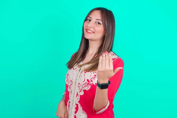 Jonge Mooie Kaukasische Vrouw Uitnodigen Komen Met Hand Blij Dat — Stockfoto