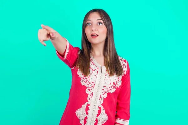 Junge Schöne Kaukasische Frau Zeigt Mit Dem Finger Überrascht Voraus — Stockfoto