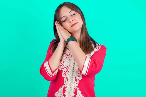 Jovem Bela Mulher Caucasiana Dormindo Cansado Sonhando Posando Com Mãos — Fotografia de Stock