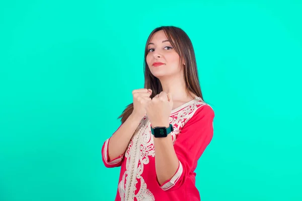 Jong Mooi Blank Vrouw Klaar Vechten Met Vuist Verdediging Gebaar — Stockfoto