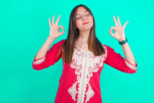 Jonge Mooie Blanke Vrouw Ontspannen Glimlachend Met Ogen Dicht Doen — Stockfoto