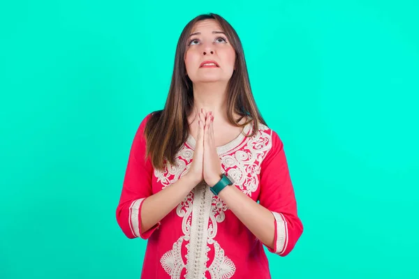 Genç Güzel Beyaz Bir Kadın Elleri Bağlı Yalvarıyor Dua Ediyor — Stok fotoğraf