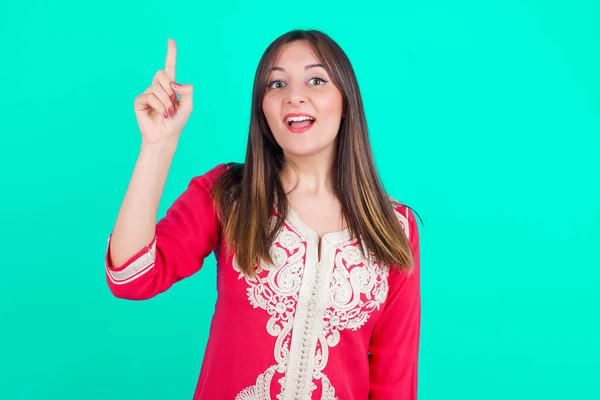 Junge Schöne Kaukasische Frau Zeigt Mit Dem Finger Nach Oben — Stockfoto