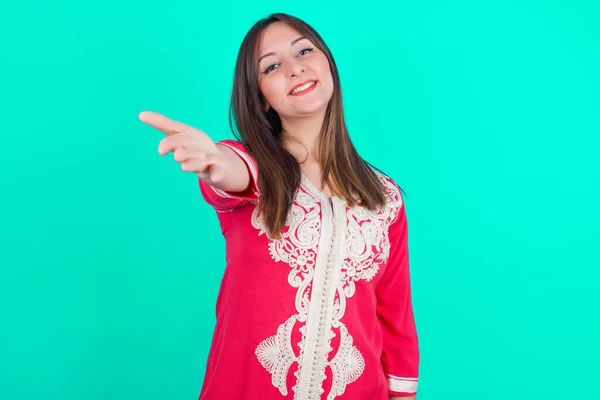 Junge Schöne Kaukasische Frau Lächelt Freundlich Und Reicht Zur Begrüßung — Stockfoto