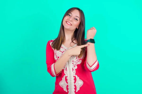 Joven Hermosa Mujer Caucásica Prisa Apuntando Reloj Pulsera Impaciencia Mirando —  Fotos de Stock