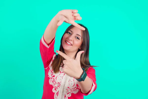 Jonge Mooie Kaukasische Vrouw Maken Vingers Frame Met Handen Creativiteit — Stockfoto