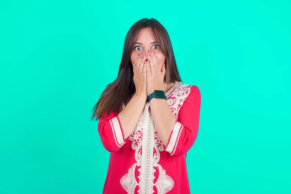 Mujer Vivaz Riéndose Alegremente Cubriendo Boca Tiene Risa Natural Escuchando — Foto de Stock