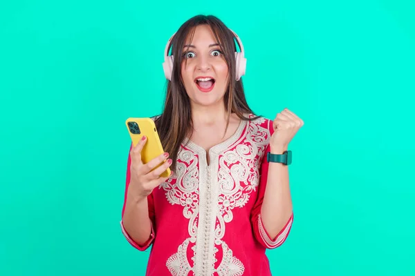 Joven Positiva Hermosa Mujer Caucásica Sosteniendo Teléfono Inteligente Conectado Los — Foto de Stock