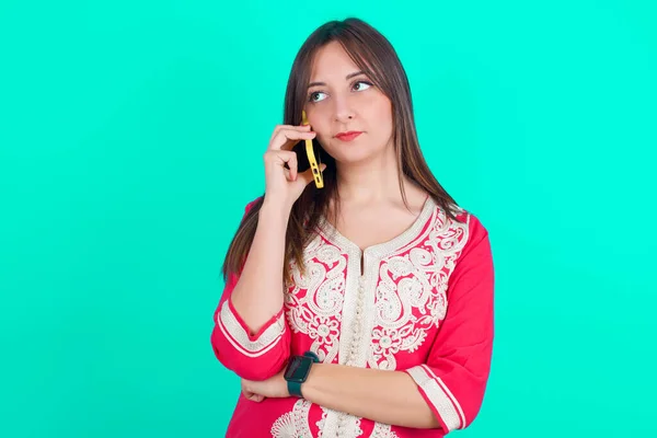 Triste Joven Hermosa Mujer Caucásica Hablando Teléfono Inteligente Concepto Comunicación — Foto de Stock