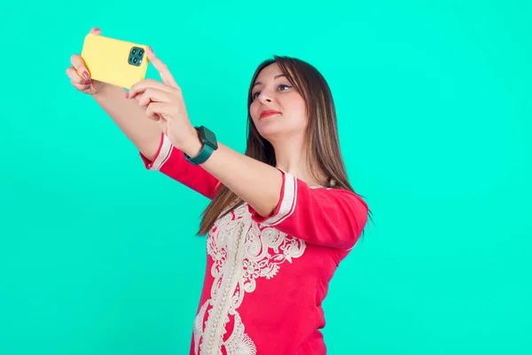 Ung Vacker Kaukasiska Kvinna Som Tar Selfie Att Lägga Upp — Stockfoto