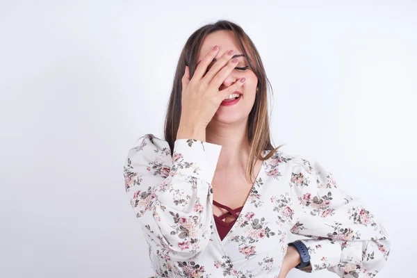 Joven Hermosa Mujer Con Vestido Floral Sobre Fondo Blanco Sonriendo — Foto de Stock