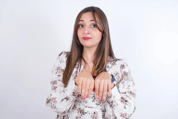 Giovane Bella Donna Che Indossa Abito Floreale Sfondo Bianco Mostrando — Foto Stock